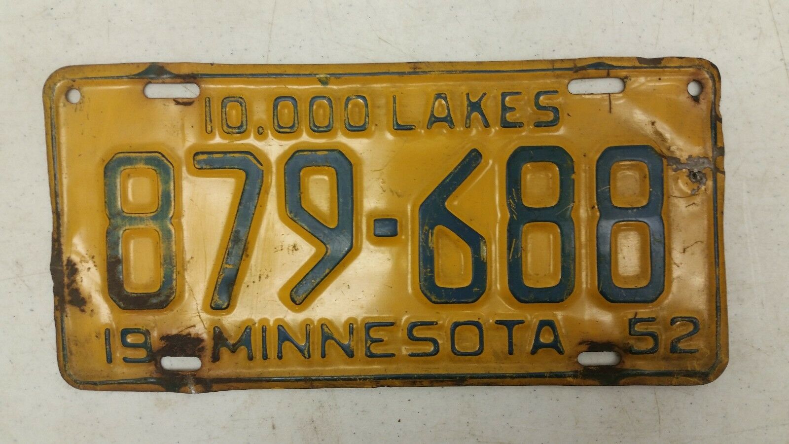 1952 Minnesota 10,000 Lakes License Plate 879-688