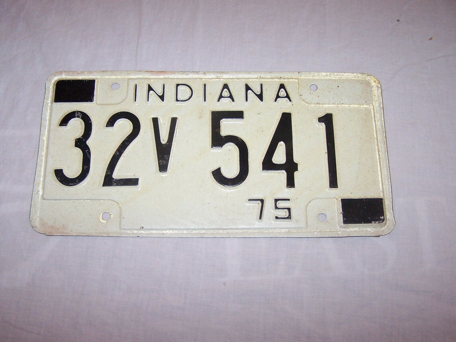 1975 Indiana License Plate 32 V 541 - Hendricks County